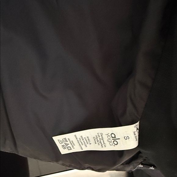 ALO Yoga Black Cropped Puffer Jacket - Picture 3 of 7